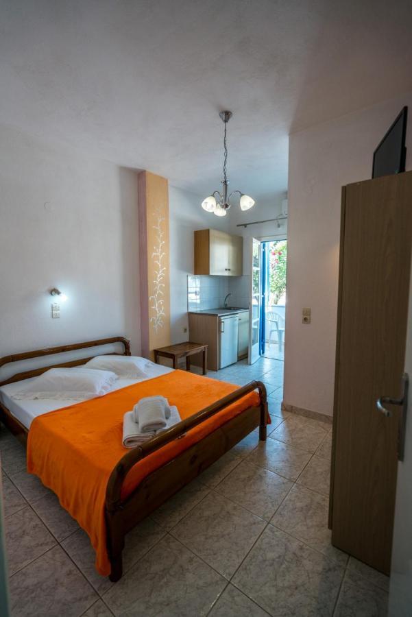 Limnes Aparthotel Perissa (Santorini)