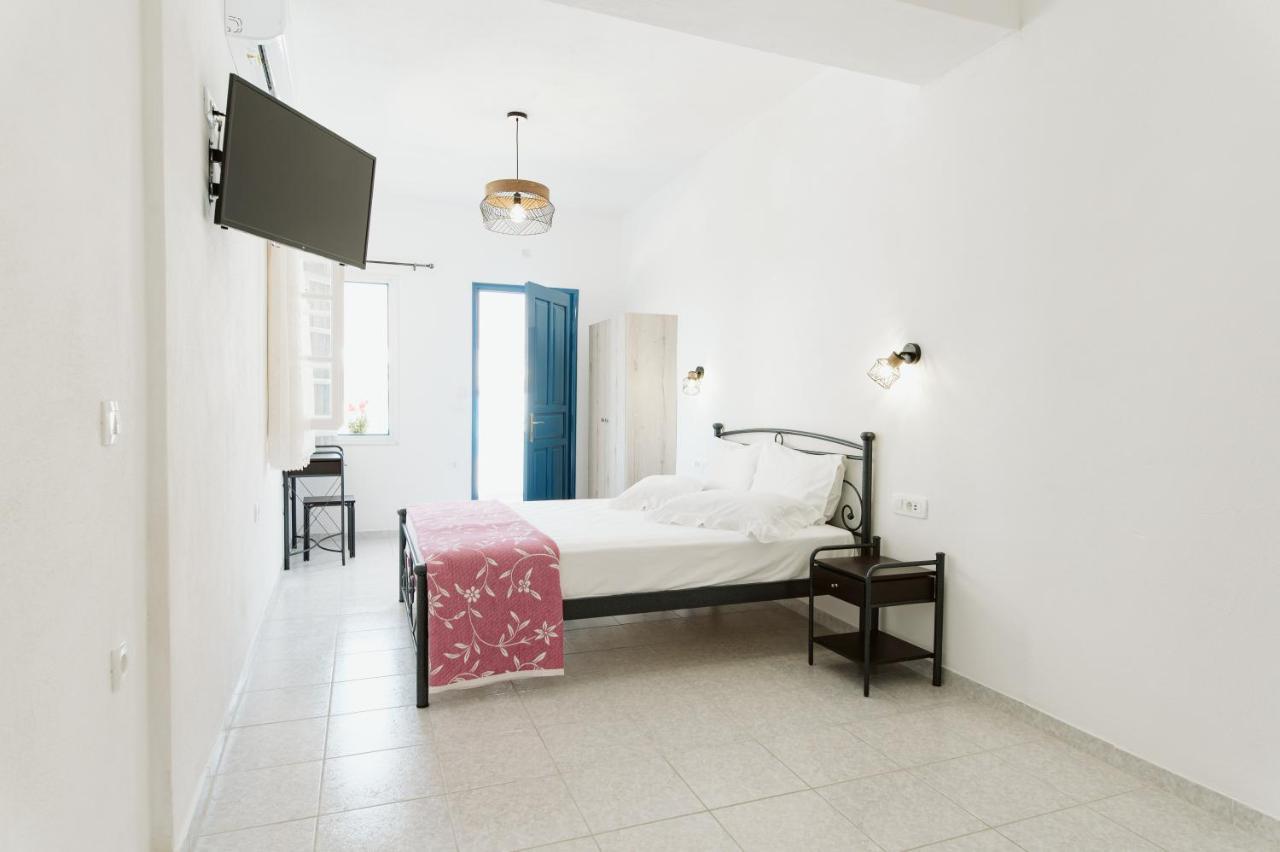 Limnes Aparthotel Perissa (Santorini)